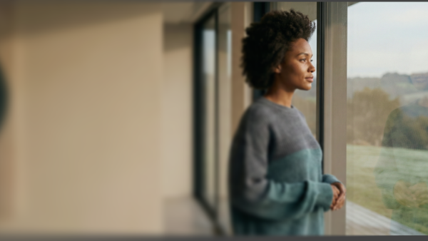 woman_window_blur600